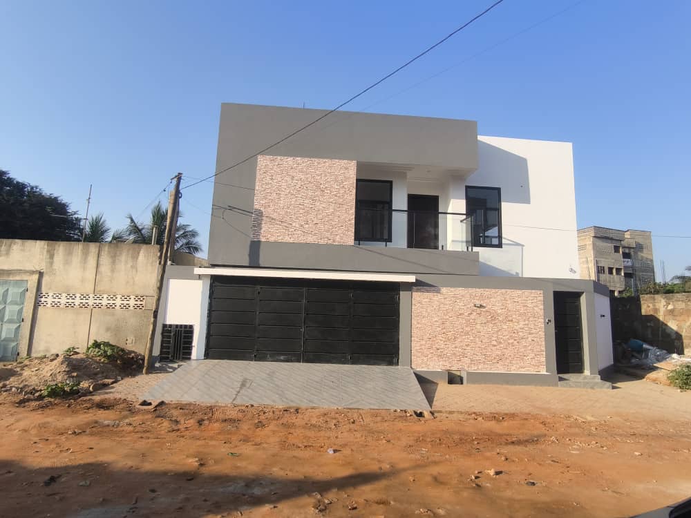 VEND BELLE VILLA DUPLEX À PISCINE